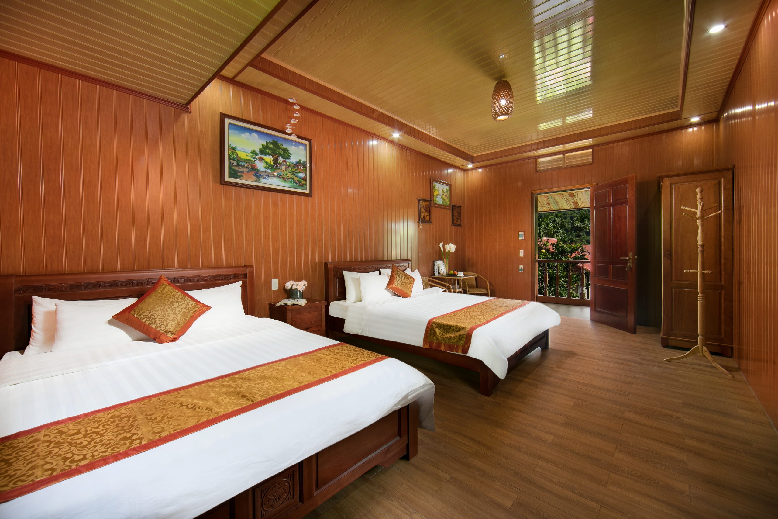Lan Homestay twin room with wooden interior