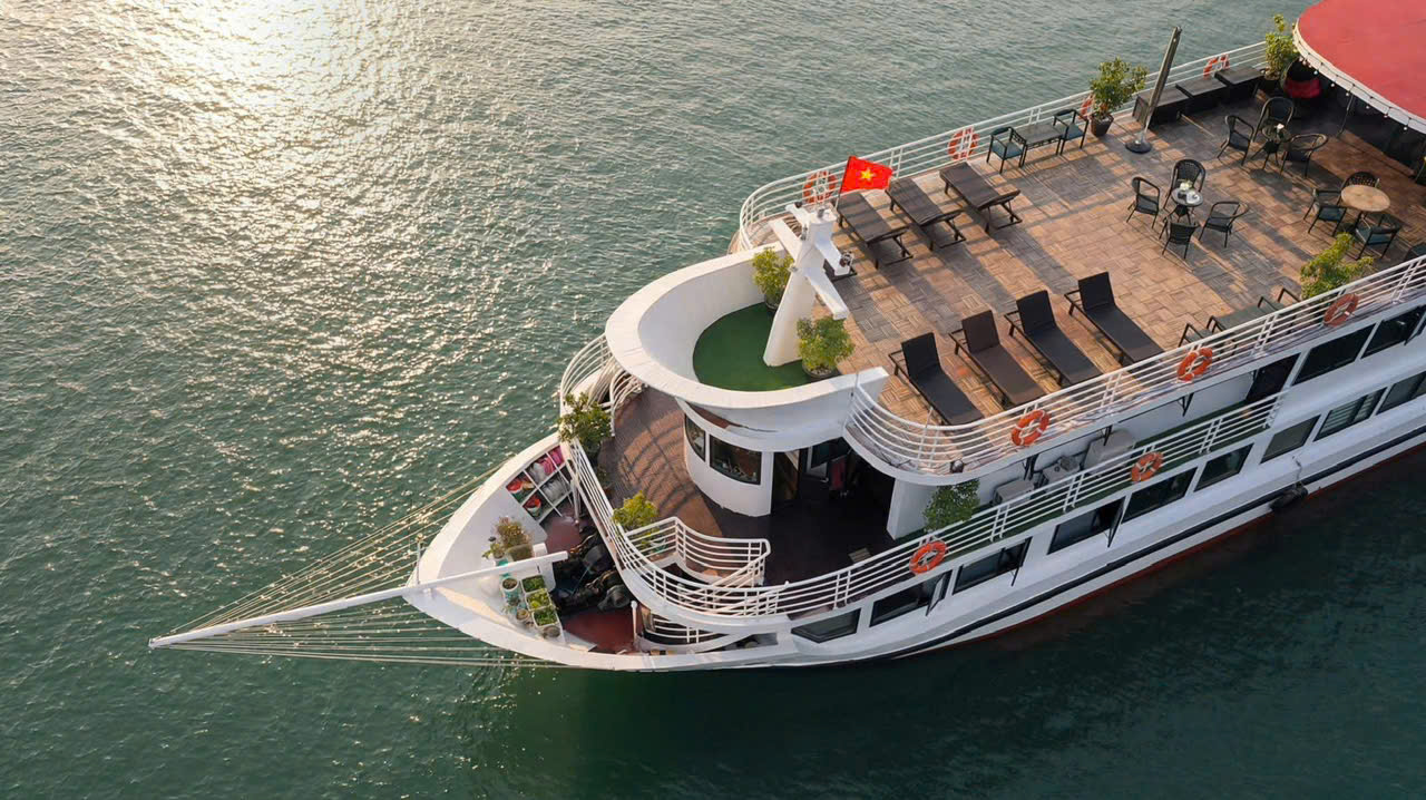 Ocean 07 cruise ship aerial view — Lan Ha Bay