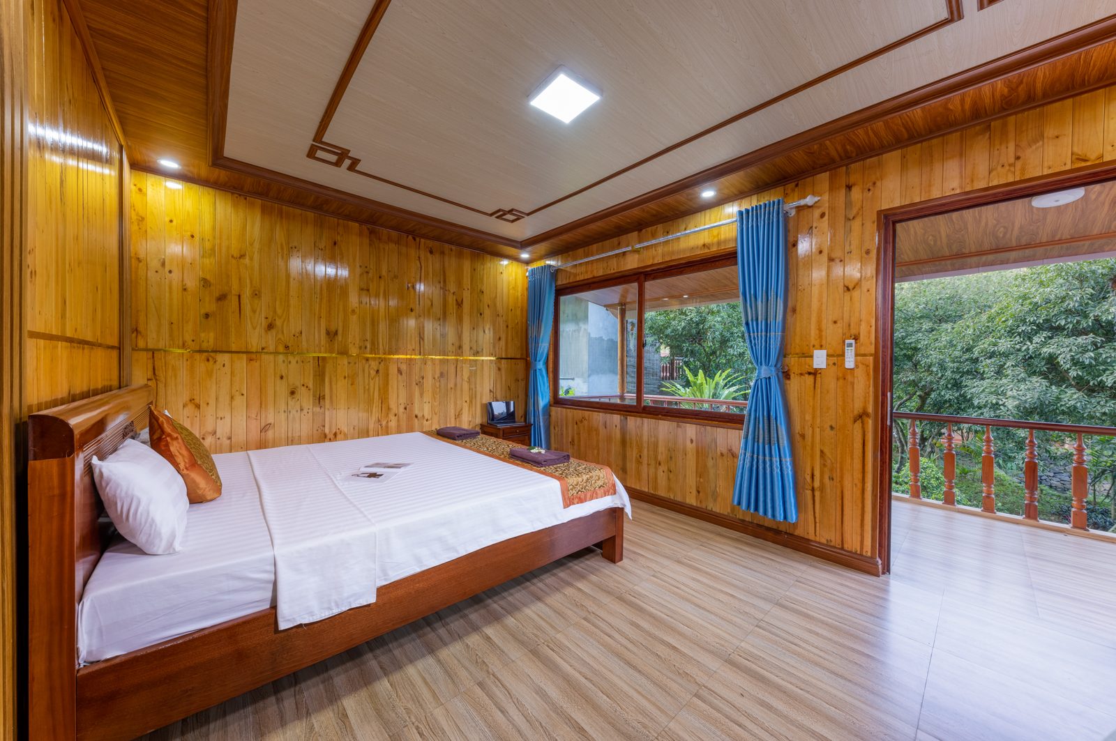 Double room with a balcony window at Lan Homestay, Viet Hai Village
