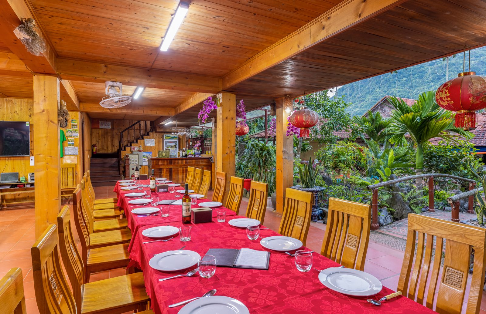 Fresh seafood dinner prepared at Lan Homestay in Viet Hai Village